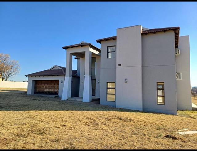 4 BEDROOM HOUSE FOR SALE IN LANSERIA